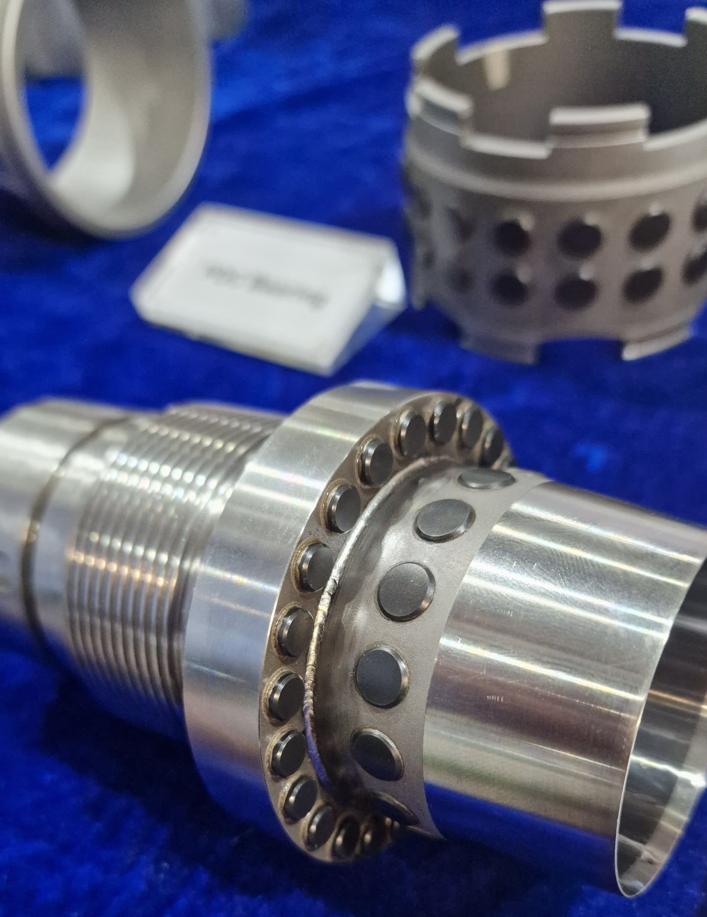 Комбинированный радиально-упорный подшипник с поликристаллическими алмазными вставками